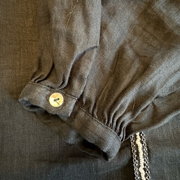 St. Tropez West | 100% Linen Black Peasant Top with Tie Neckline - Picture 4 of 5